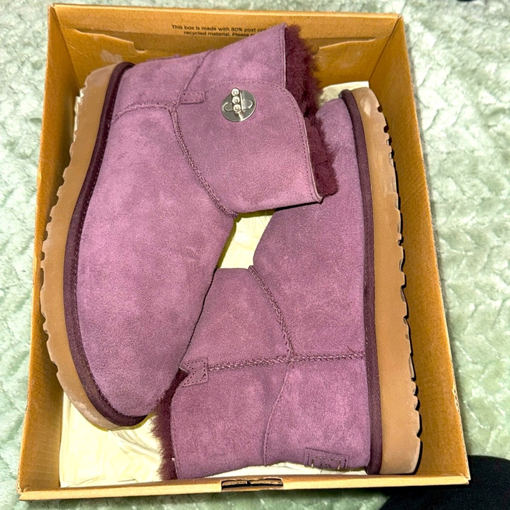 UGGS!! Ladies size 8!! Purple with the bling turnlock!!